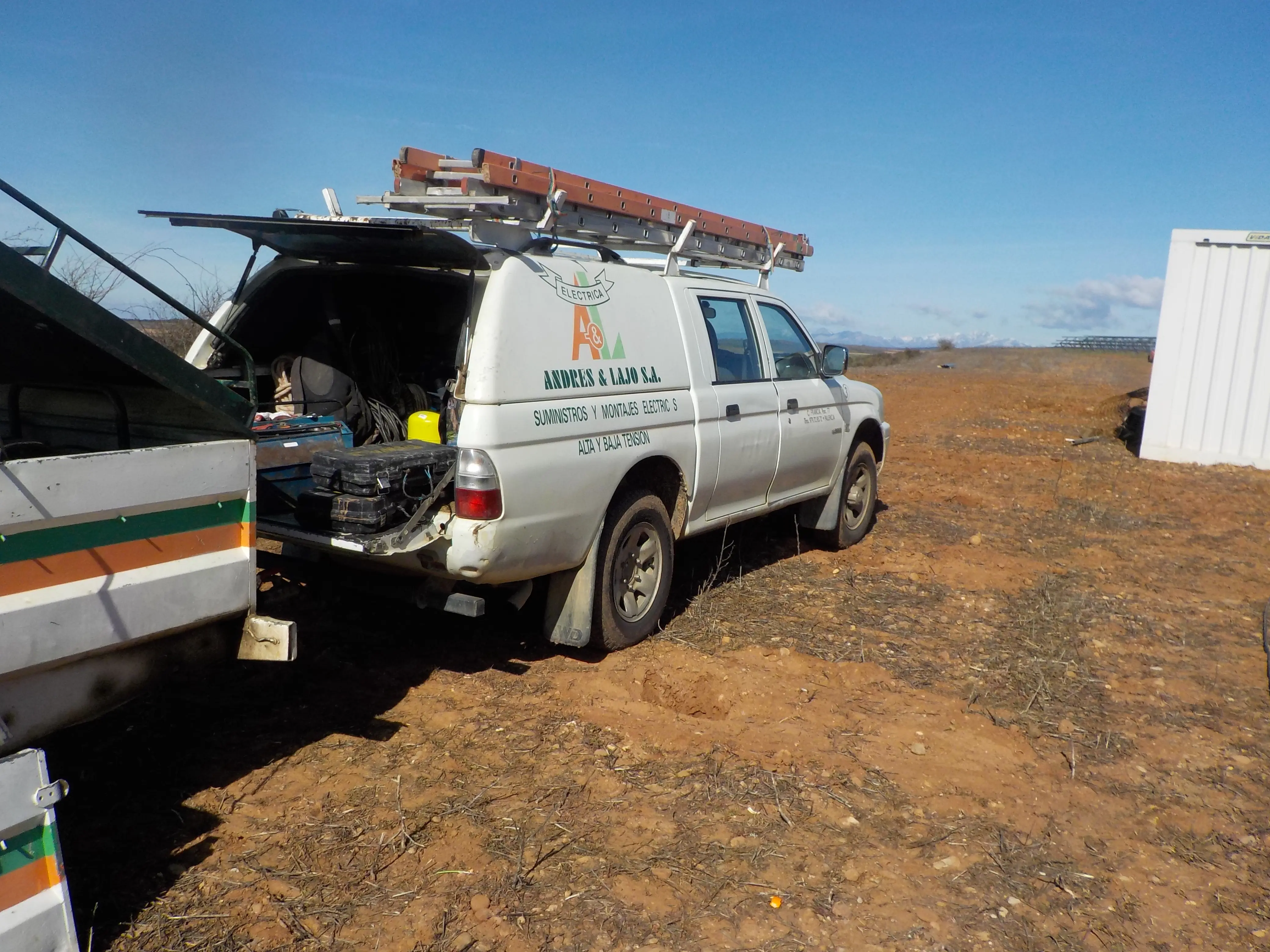 Vehículo de Andrés y Lajo en campo