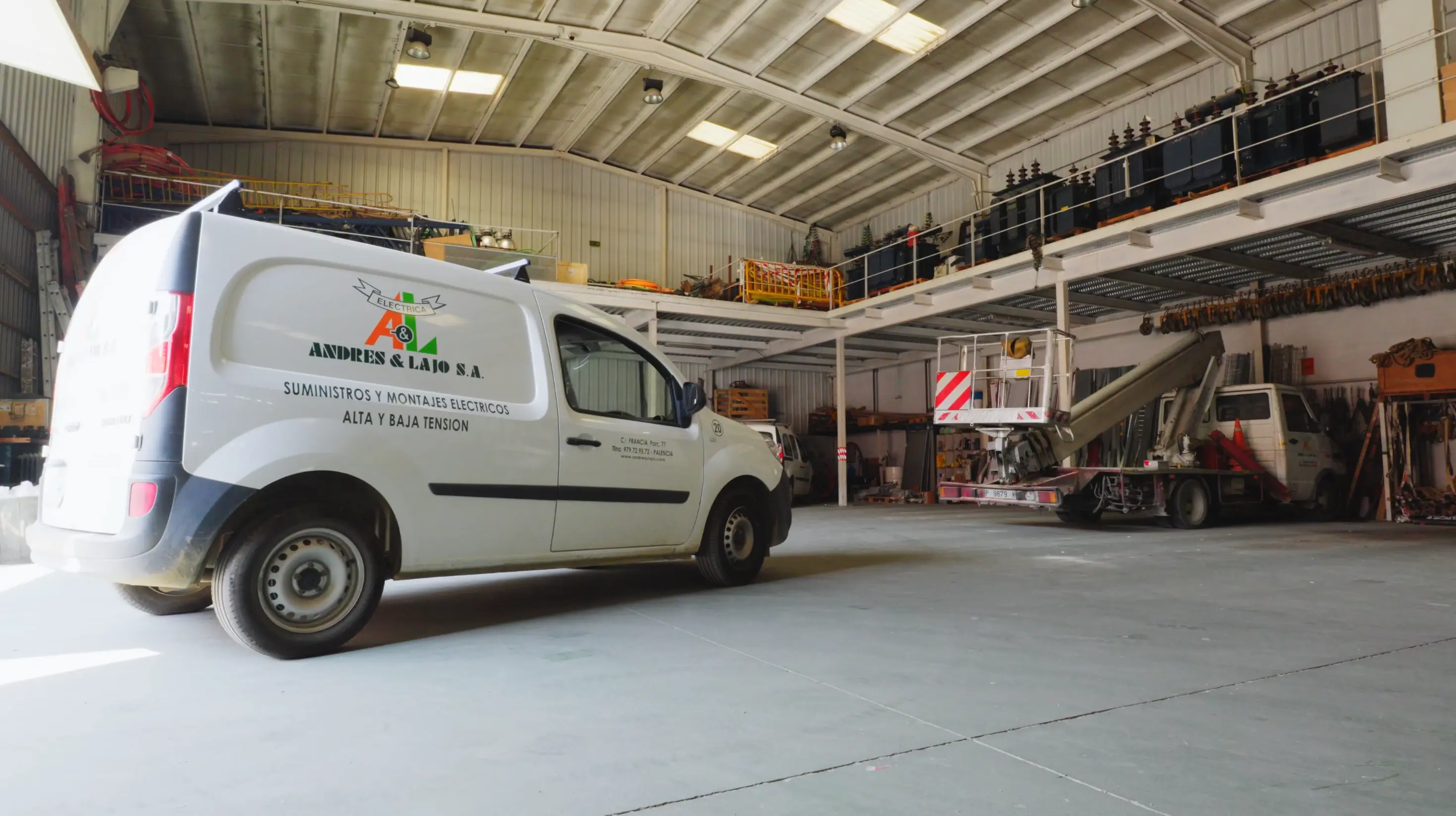 Furgoneta de Andrés y Lajo en la nave industrial