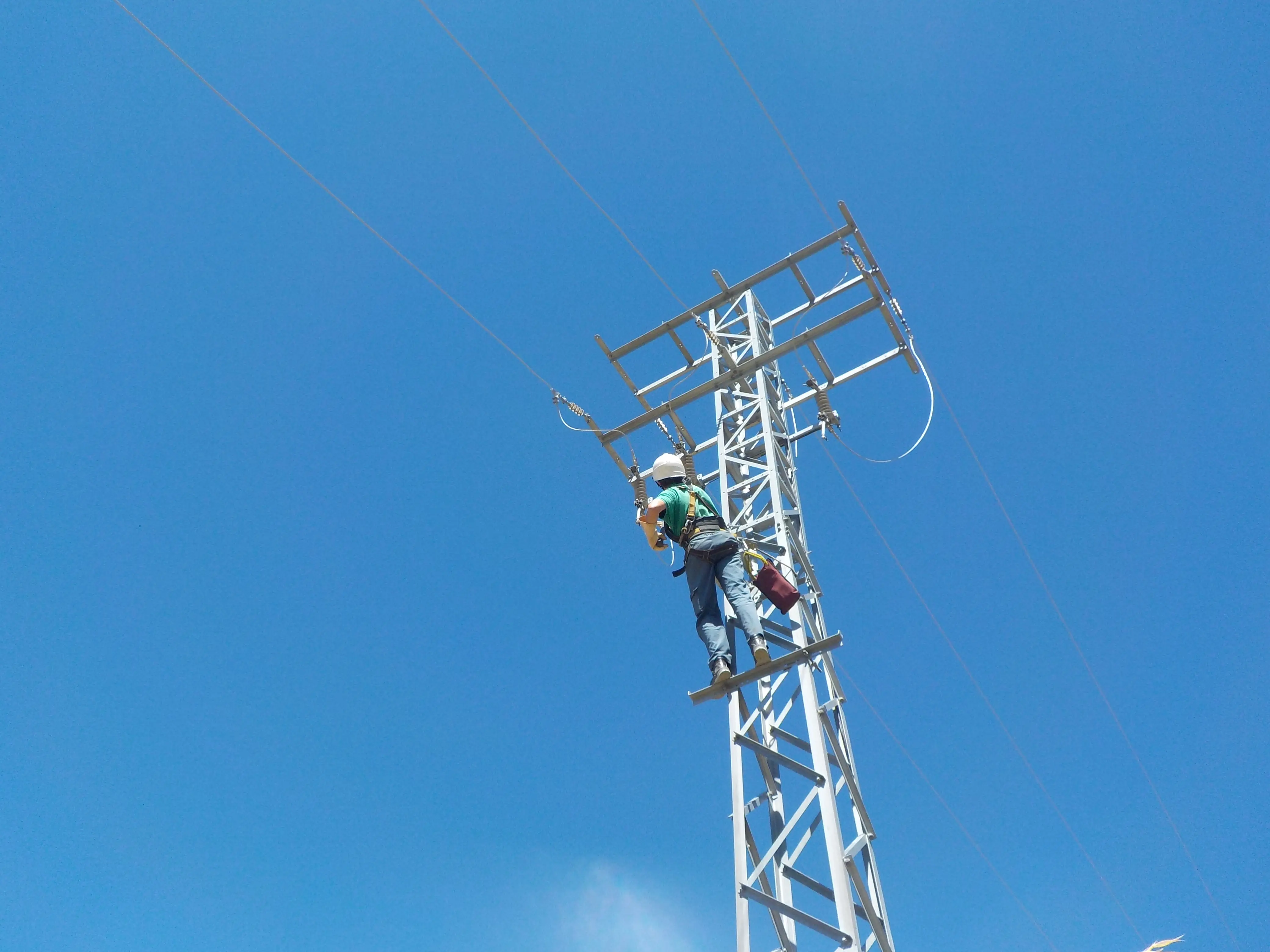 Montajes en alta y baja tensión - Andrés y Lajo (4/10)
