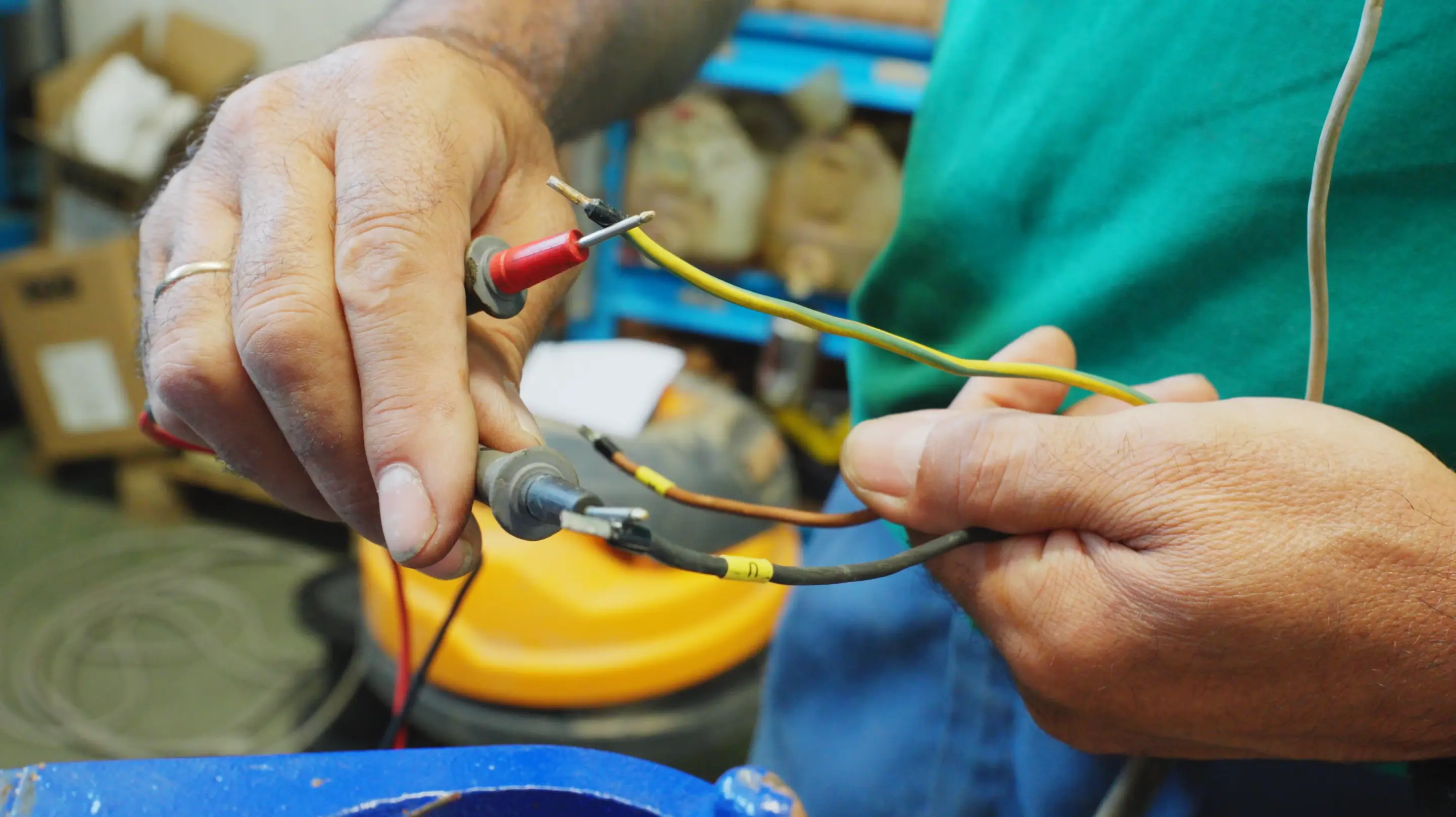 Técnico de Andrés y Lajo trabajando con cableado eléctrico